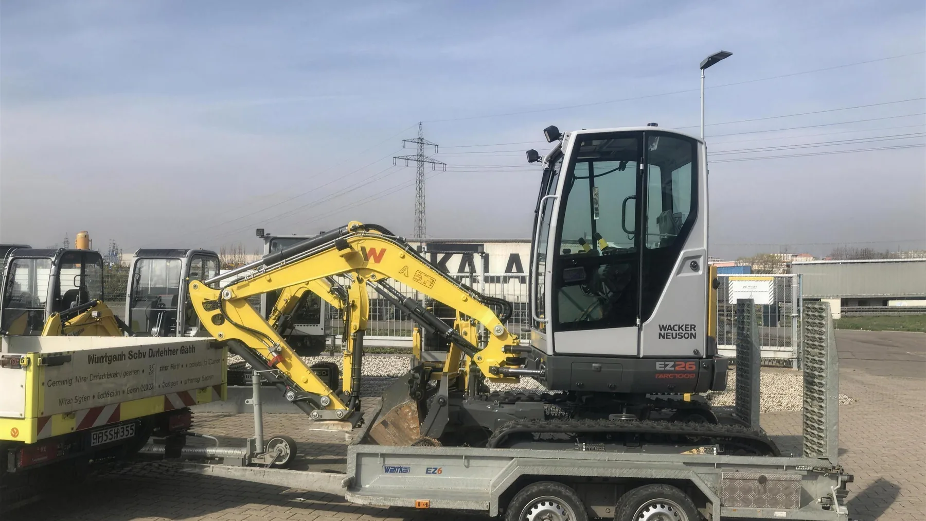 Minibagger Wacker Neuson EZ26 auf dem Transportanhänger des Mietparks