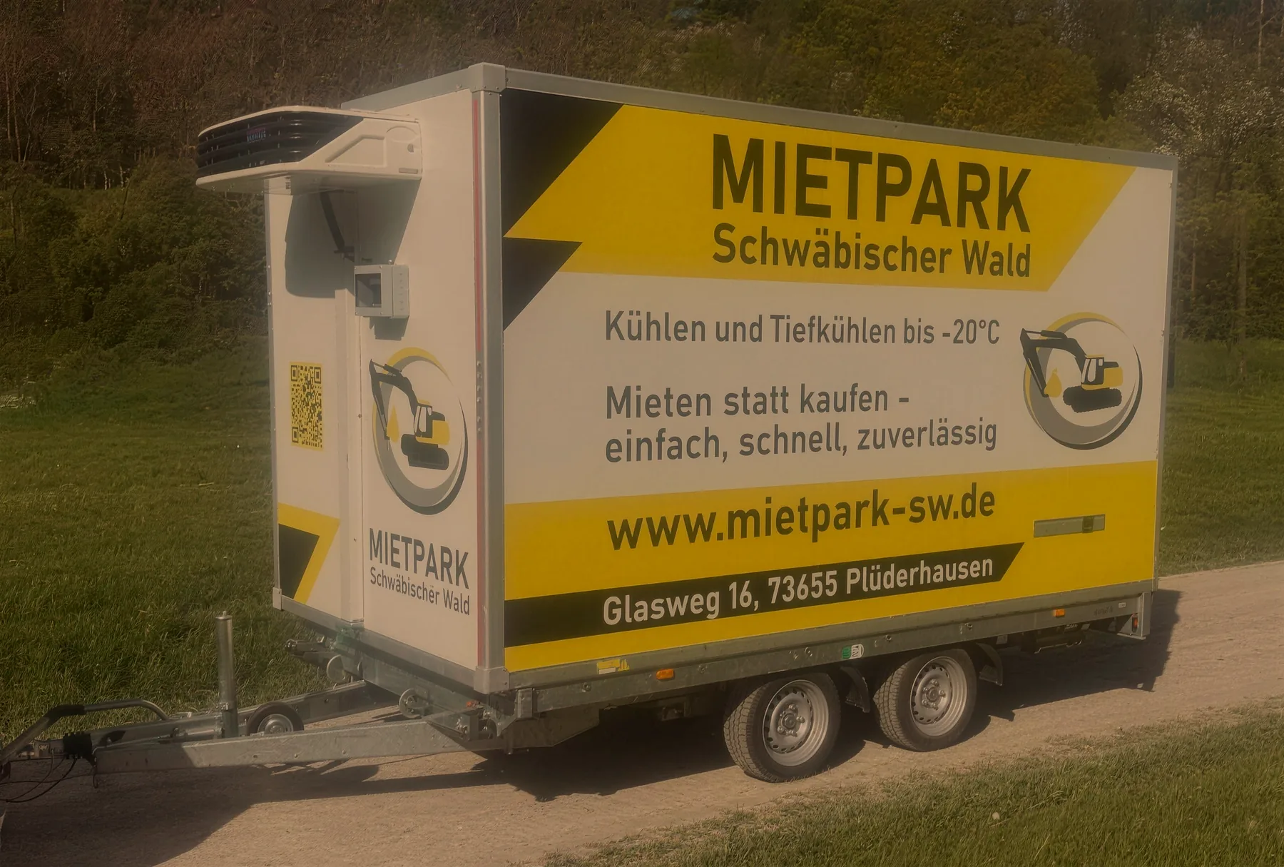 Kühlanhänger des Mietparks am Abend, Plüderhausen