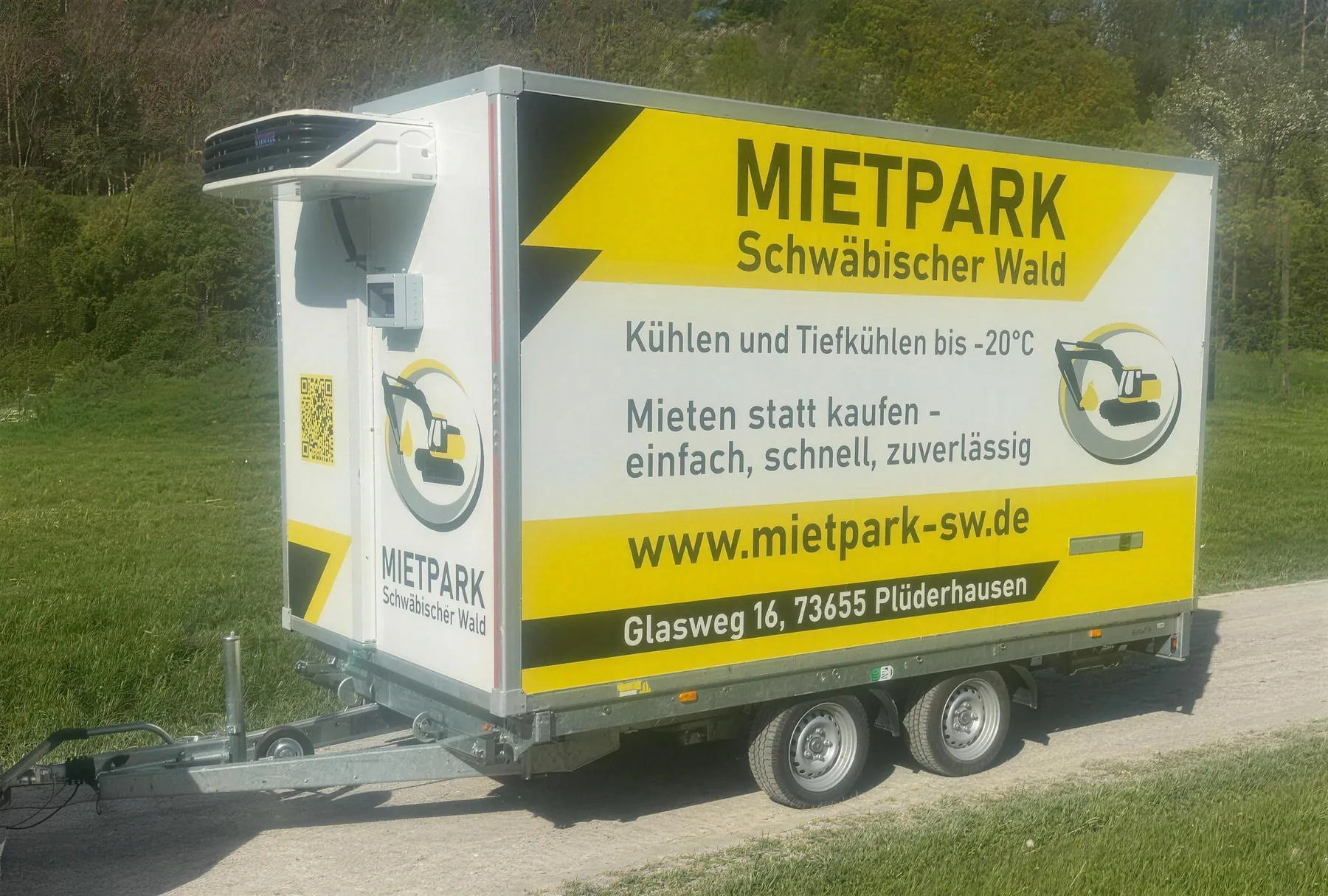 Kühlanhänger des Mietpark Schwäbischer Wald mit Beschriftung, Glasweg 16 Plüderhausen